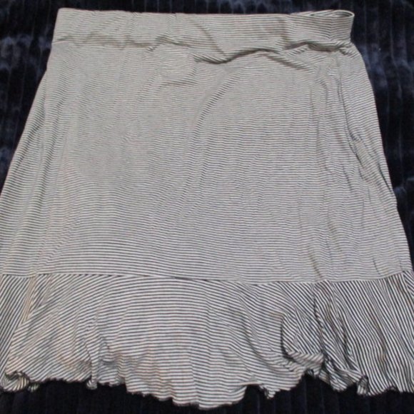 Grey Ruffle Mini Skirt with black trim and ruffles - Picture 5 of 5